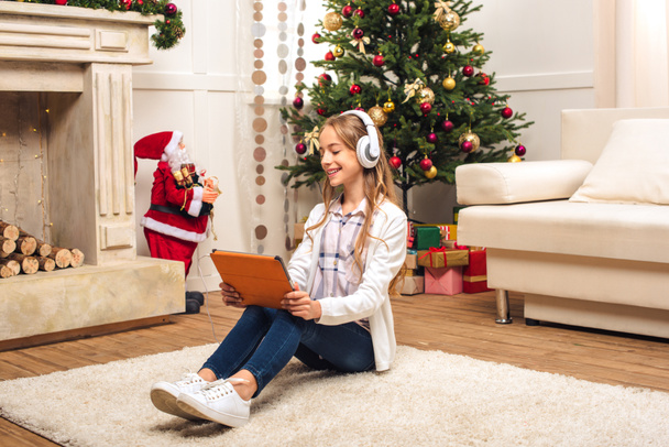 teen con tablet digitale a Natale
 - Foto, immagini