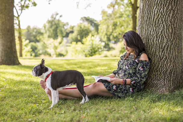 nainen terrieri koira ulkona puistossa
 - Valokuva, kuva