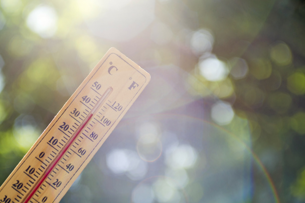 termómetro apuntando al cielo para simbolizar el calor del verano
 - Foto, Imagen