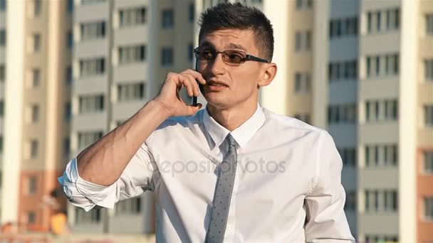 businessman standing on construction site - Πλάνα, βίντεο