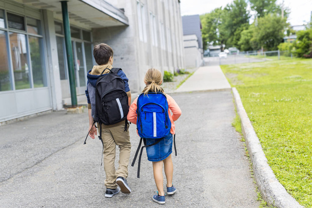 Muotokuva koulun 10 vuotta poika ja tyttö kävellä ulos
 - Valokuva, kuva