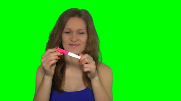 Verdaderas emociones positivas en la cara joven linda mujer celebración de la prueba de embarazo en las manos
 - Metraje, vídeo