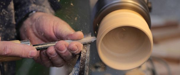 Kvalifikovaný řemeslník během práce dřevěné hmoty s lat - Fotografie, Obrázek