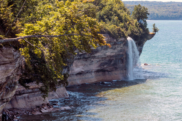 Spray upada na skały na zdjęciu National Lakeshore na jezioro Superio - Zdjęcie, obraz