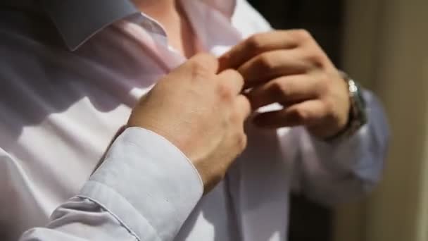 El hombre se abrocha la camisa
 - Metraje, vídeo