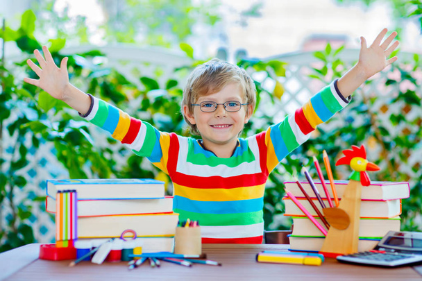 Niño de la escuela feliz con gafas y cosas de estudiantes
 - Foto, imagen