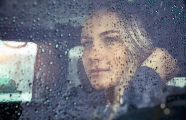 Beautiful sad woman in the car - Foto, Bild
