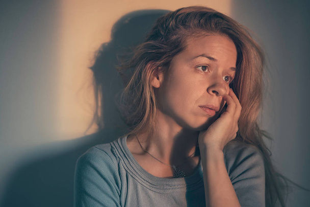 Yalnız ve depresyonda oturan bir kadın - Fotoğraf, Görsel
