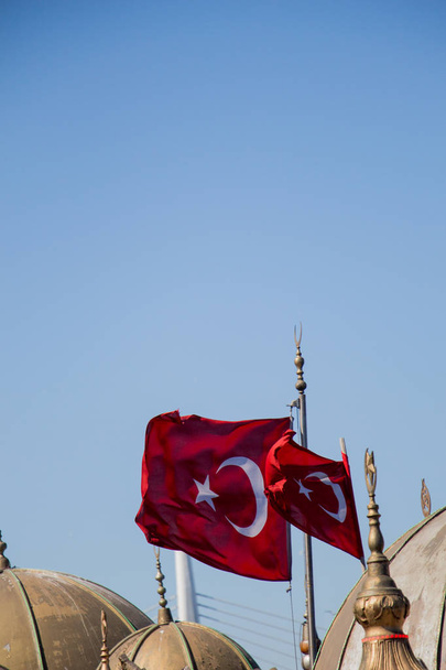 Török nemzeti zászló és kupolák-nézetben - Fotó, kép