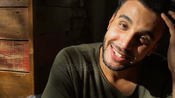 Gelukkig mulat glimlacht en geeft uiting aan zijn emoties - Video