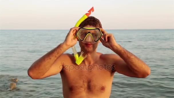 Un joven deportista con máscara de snorkel y snorkel
. - Metraje, vídeo