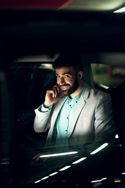 Hombre de negocios guapo en coche
 - Foto, imagen