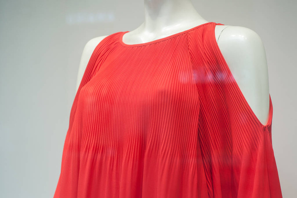 red top on mannequin in fashion store for women - Φωτογραφία, εικόνα