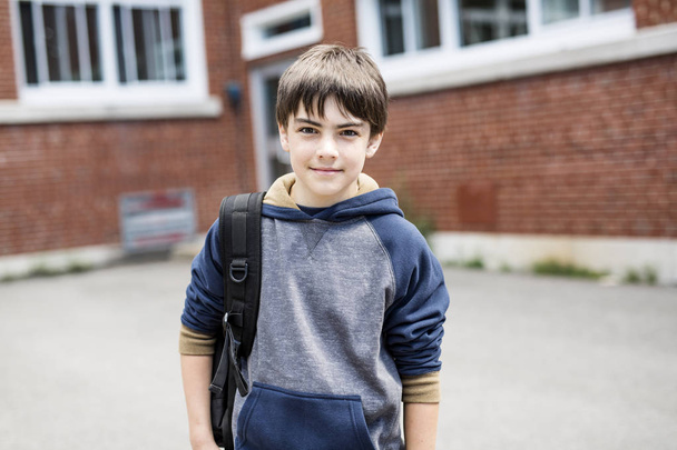 Nice Pre-teen boy outside at school having good time - Foto, Bild