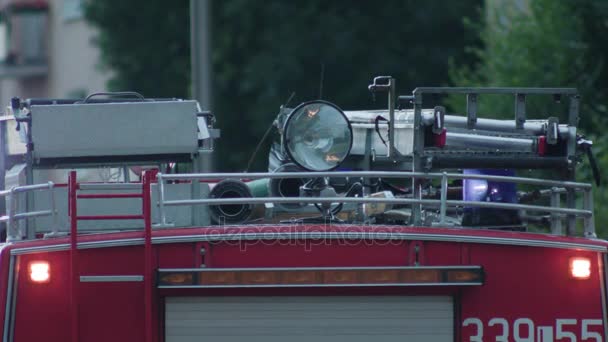 Camion de pompiers préparé pour le sauvetage
 - Séquence, vidéo