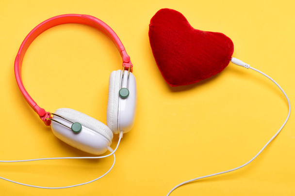 Headphones in white and red color with soft toy heart - Fotoğraf, Görsel