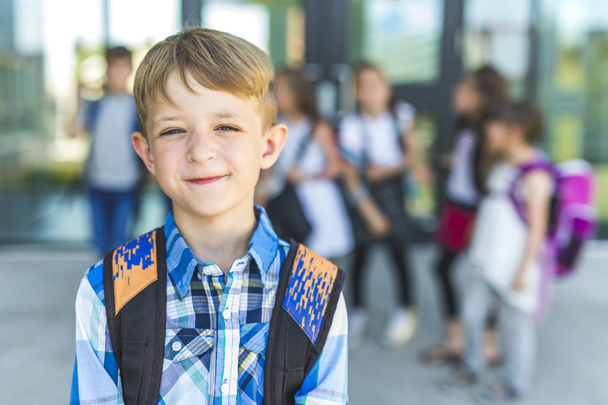 Portrait Of School Pupils Outside Classroom Carrying Bags - Foto, immagini