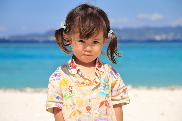 Ιαπωνικά κορίτσι στέκεται δίπλα στη θάλασσα (2 ετών) - Φωτογραφία, εικόνα