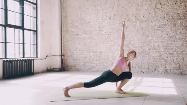 Mooie yoga meisje doet asana's in studio - Video