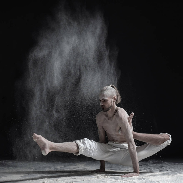 Hombre de yoga flexible haciendo balance de manos asana brahmachariasana
. - Foto, Imagen