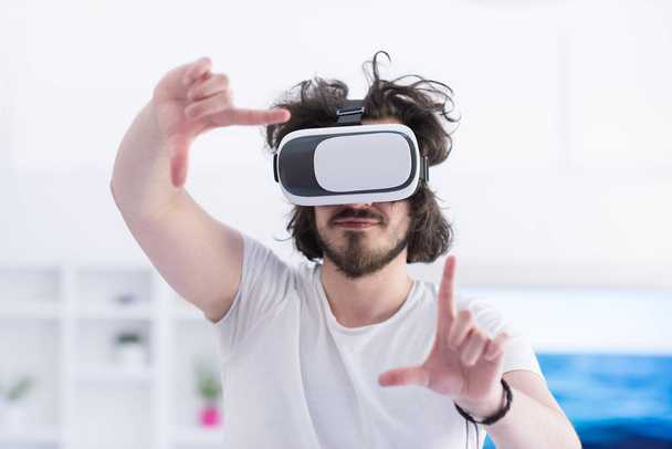 man using VR-headset glasses of virtual reality - Foto, afbeelding