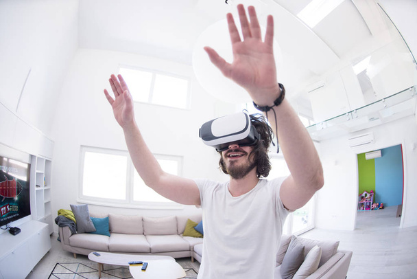 hombre usando gafas VR-auriculares de realidad virtual
 - Foto, Imagen