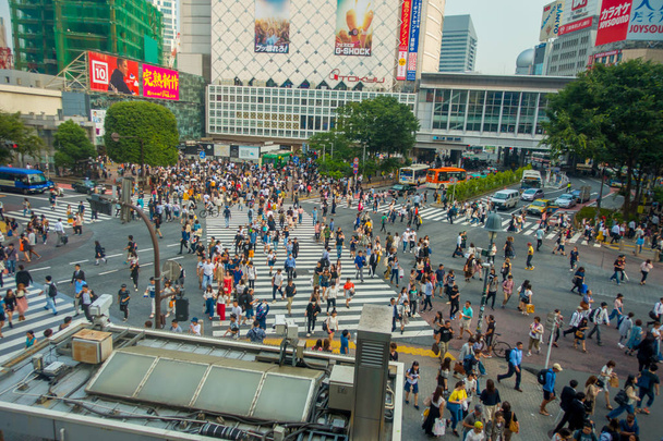 TOKYO, JAPAN JUNE 28 - 2017: Unidentified pedestrians crossing the Shibuya street in Tokyo, Japan. The famous scramble crosswalk is used by over 2.5 million people daily - Foto, immagini
