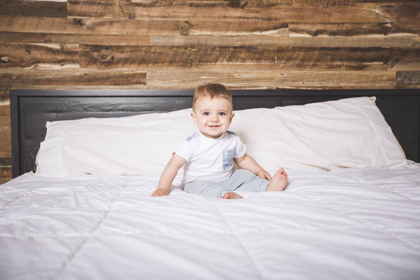 Cute Baby boy in white bedding. - Φωτογραφία, εικόνα