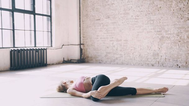 Exercices de Yoga sont couchés et assis sur le tapis
. - Photo, image