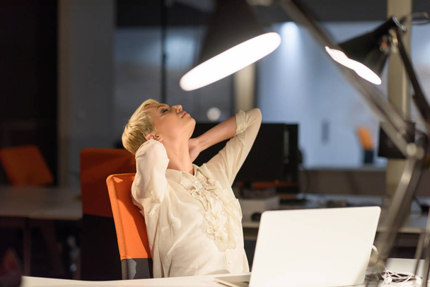 donna che lavora su laptop in ufficio startup notte
 - Foto, immagini