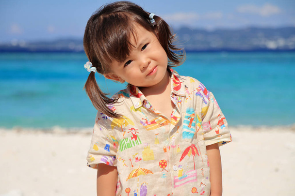 Japonesa chica de pie junto al mar (2 años de edad
) - Foto, imagen