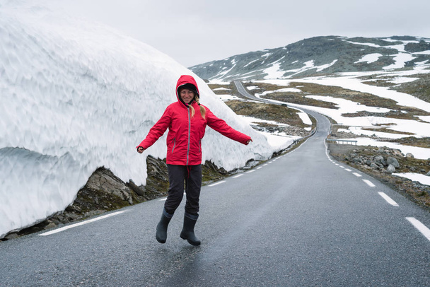 Bjorgavegen засніжених дороги в горах Норвегії - Фото, зображення