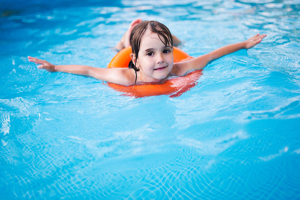Mała dziewczynka w basenie z pierścienia pływaka - Zdjęcie, obraz