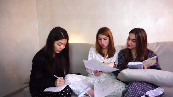 freundliche Studentinnen bei der Hausarbeit - Filmmaterial, Video