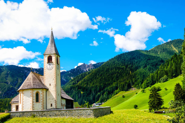 Trentino-Alto Adige hegyi templom képeslap San Vito Braies, Olaszország - Fotó, kép
