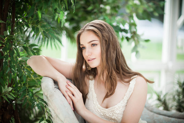 Bella giovane donna modello di moda rilassante in foglie verdi
 - Foto, immagini