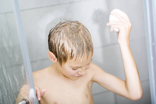 Happy young boy wash in shower - Foto, Bild