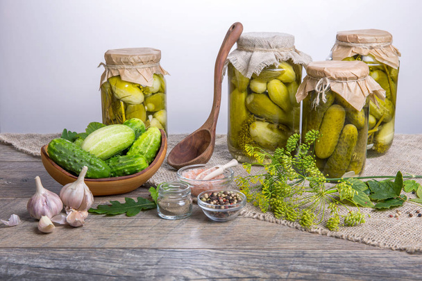 Gezouten komkommer. Specerijen en kruiden voor het maken van augurken op houten achtergrond - Foto, afbeelding