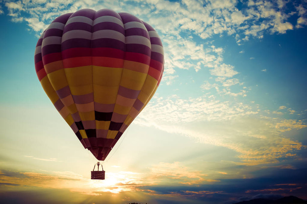 Barevný horkovzdušný balón létající po obloze - Fotografie, Obrázek