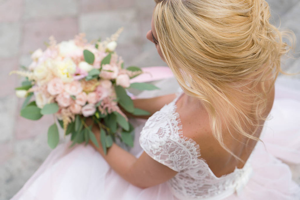 pink wedding bouquet with roses - Фото, зображення