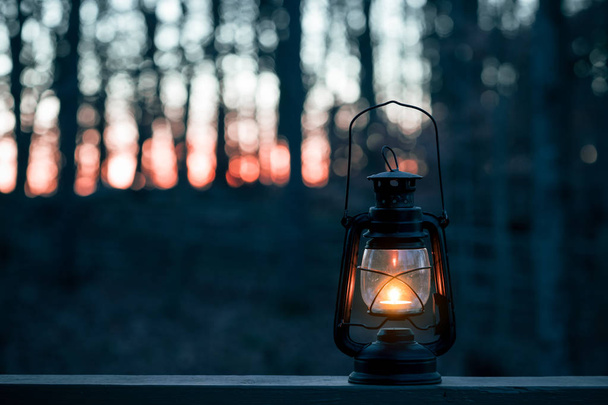 Lanterna estilo retro à noite
 - Foto, Imagem
