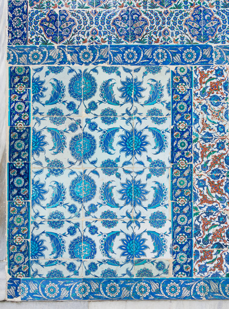 Vanha keraaminen seinälaatat kukka sininen kuvio ulkoseinän historiallisen Eyup Sultan moskeija, Istanbul, Turkki
 - Valokuva, kuva