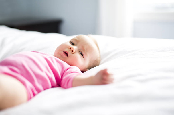 baby girl lying on white sheet - Zdjęcie, obraz