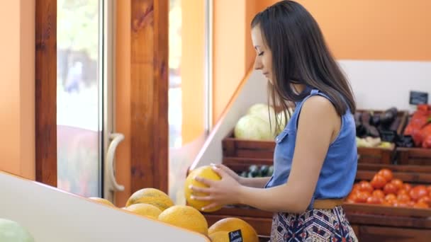 Woman Choosing Melon at Market - Imágenes, Vídeo