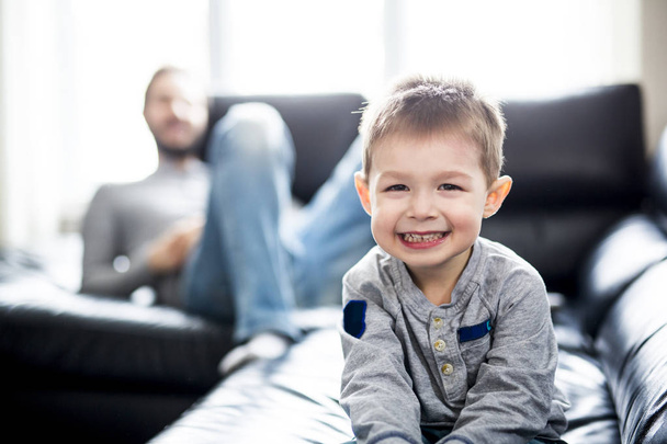 Батько і діти на дивані вдома дивитися телевізор разом
 - Фото, зображення