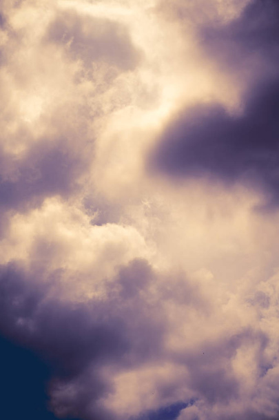 Ουρανό και βαριά σύννεφα ρετρό - Φωτογραφία, εικόνα