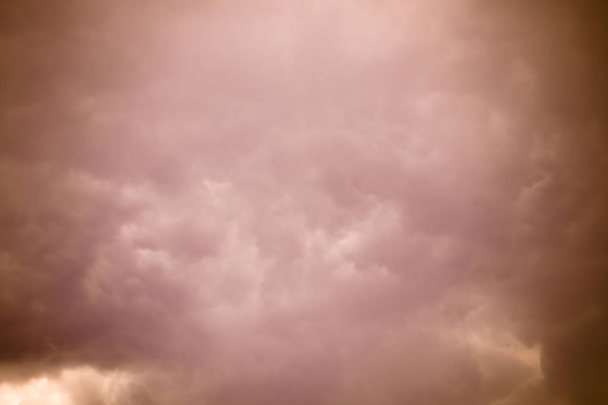 Ουρανό και βαριά σύννεφα ρετρό - Φωτογραφία, εικόνα
