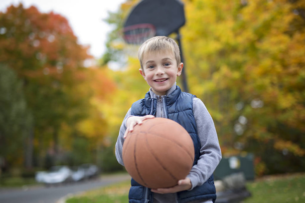 Smiling boy six years old with a basket ball - Foto, Imagem
