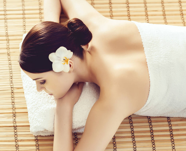 gyönyörű nő pihentető spa szalon - Fotó, kép
