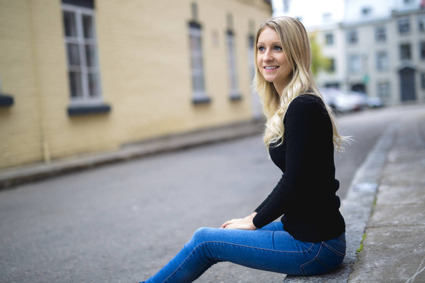 Young blond woman in Urban - Foto, afbeelding
